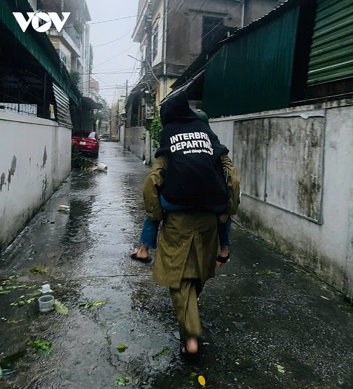 Giải cứu 3 người mắc kẹt do phòng trọ bị tốc mái trong bão số 10 tại Nghệ An